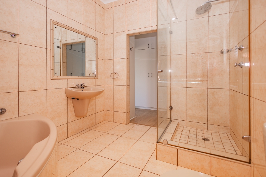 To Let 3 Bedroom Property for Rent in Loevenstein Western Cape